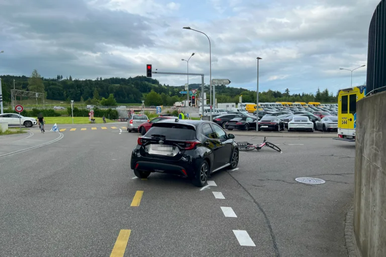 St.Gallen - Kollision zwischen Auto und einer Velofahrerin 