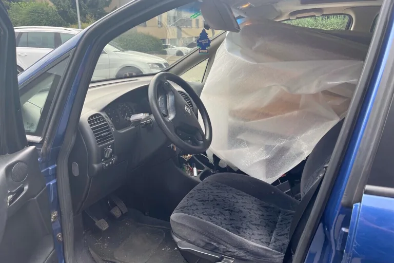 Heerbrugg SG - Holzbretter behindern die Sicht während der Fahrt 