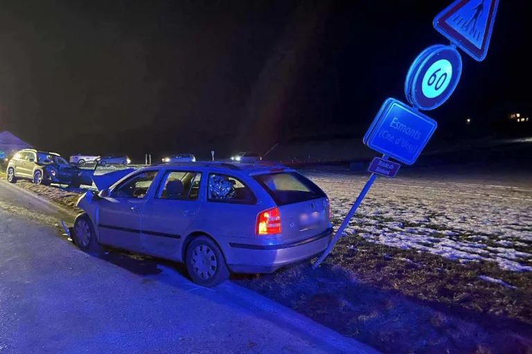 Esmonts FR –  Vier Personen bei schwerem Unfall verletzt