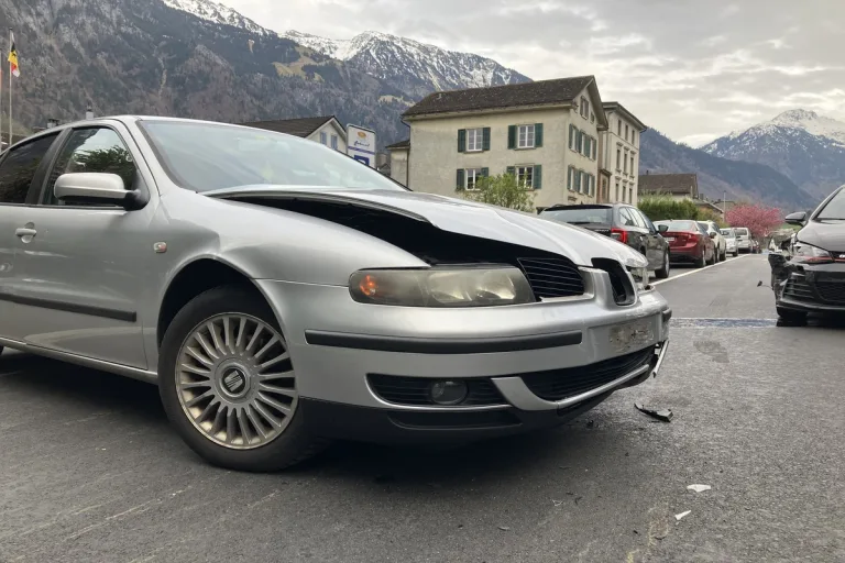 Zwei Autos kollidieren in Glarus GL