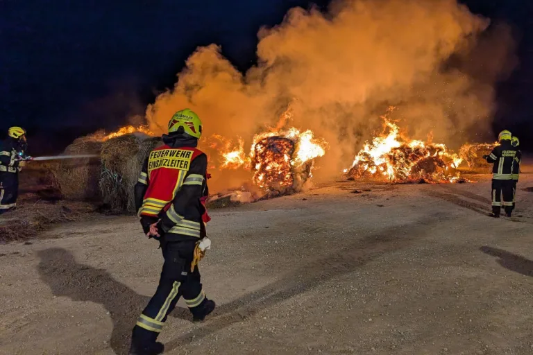 Neusiedl am See B – Strohballen in Brand