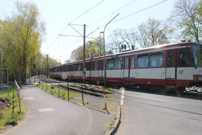 Meerbusch – Leichtsinn am Bahnübergang – Fahrrad von Zug erfasst!