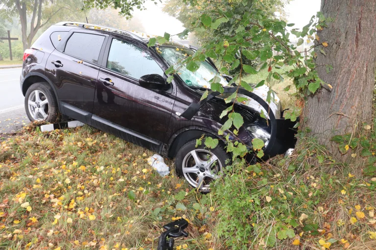 Höxter – 47-Jährige bei Kollision mit Baum schwer verletzt