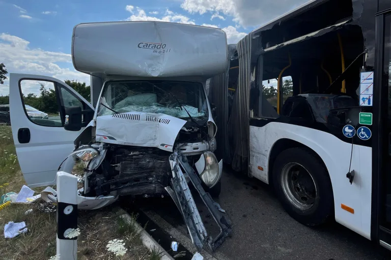Unfall in Vettweiß NW – Wohnmobil kollidiert mit Schulbus