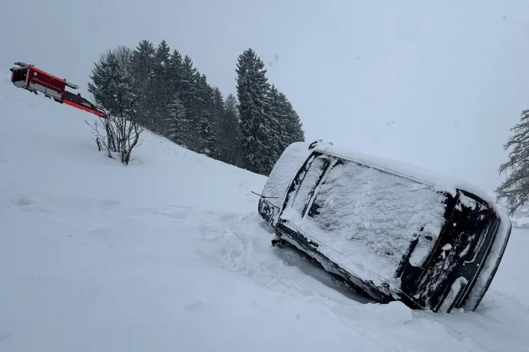 Gais AR – Geländewagen überschlägt sich bei Unfall