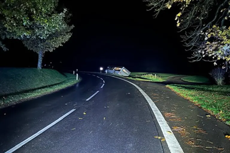 Hontheim PR – Linienbus rutscht in Straßengraben