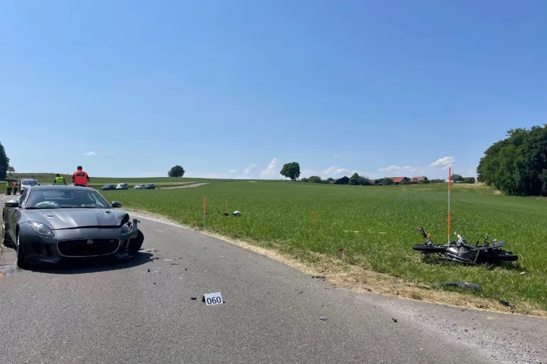 Kloten ZH - Motorradfahrer nach Unfall heute schwer verletzt
