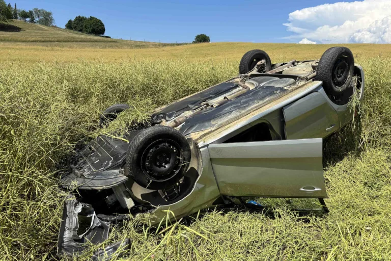 Unfall bei Schupfart AG – Junglenker verliert Kontrolle über VW