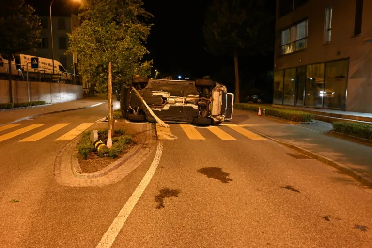 Abtwil SG -  76-Jährige Frau nickt während der Fahrt ein