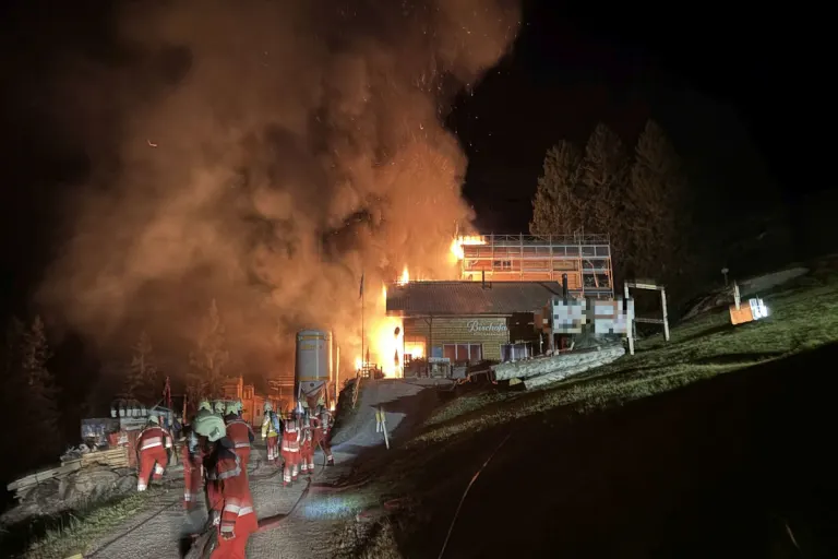Elm GL – Brand bei Restaurant in beliebtem Wintersportgebiet