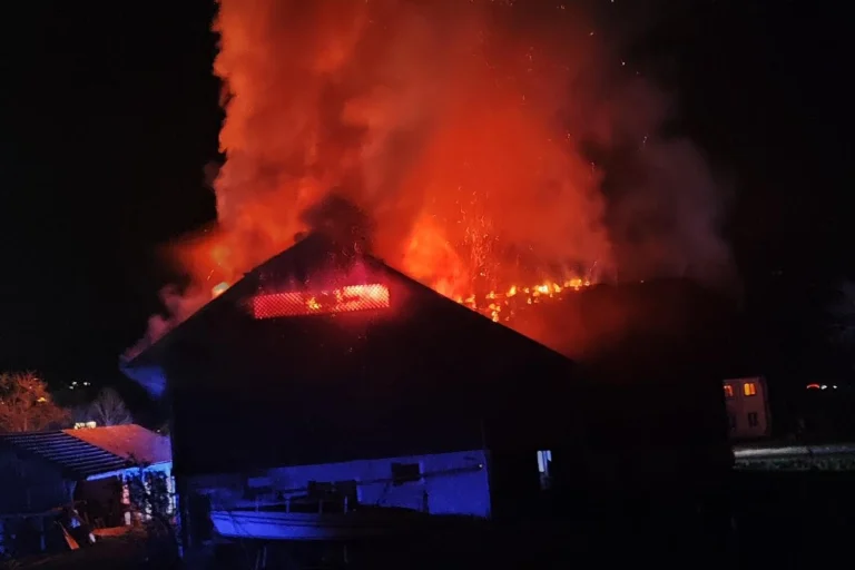 St. Lorenz - Lauter Knall und aus dem Dach schlagende Flammen