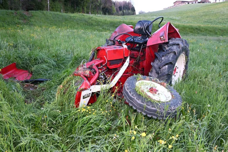 Rossrüti SG - Traktor von der Strasse abgekommen und überschlagen