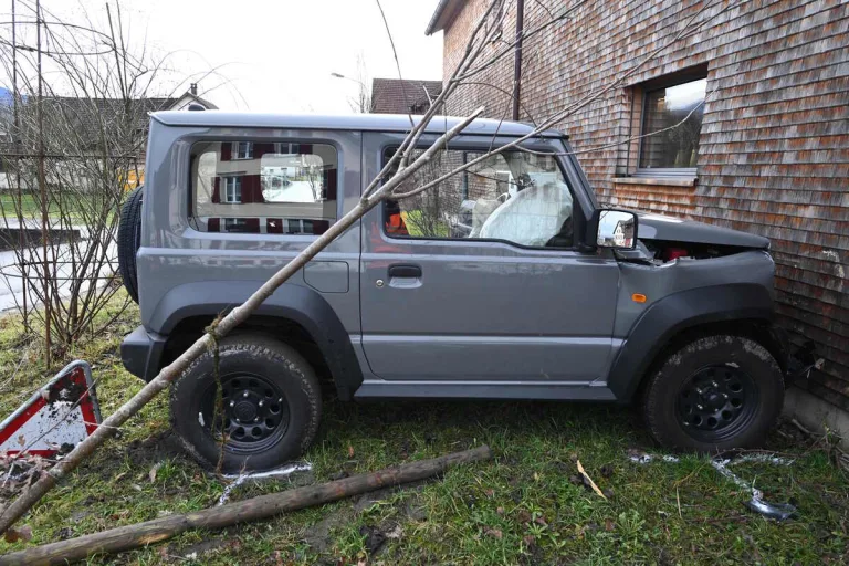 Kriessern SG - 92-jährige Autofahrerin prallt gegen Hausfassade