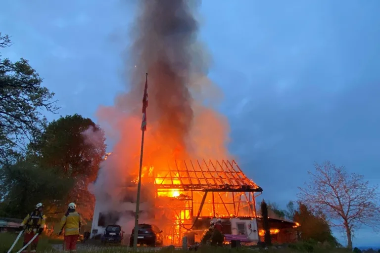 Bauernhaus brennt in Schönenberg ZH komplett aus!