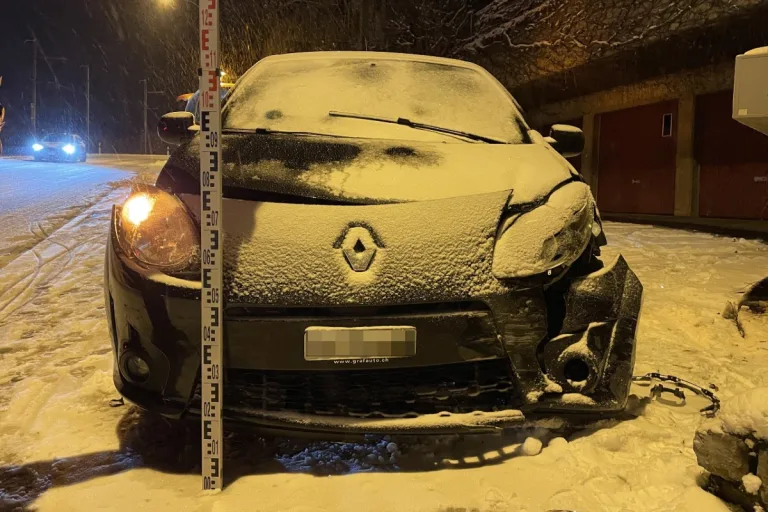 Stadt St. Gallen - Renault prallt auf schneebedeckter Strasse gegen Betonmauer