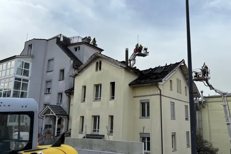 Rorschach SG - Dachstock nach Brand weitgehend in sich zusammengestürzt