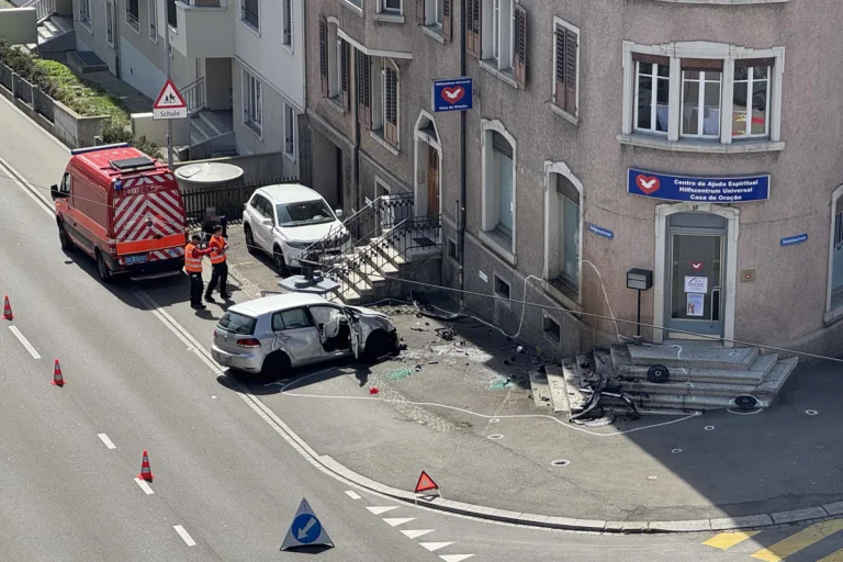 St. Gallen – Fahrunfähig in Hausfassade gekracht