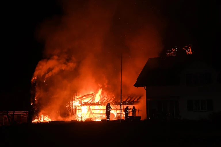 Brand in Niederhelfenschwil SG – Über 300 Hühner verendet