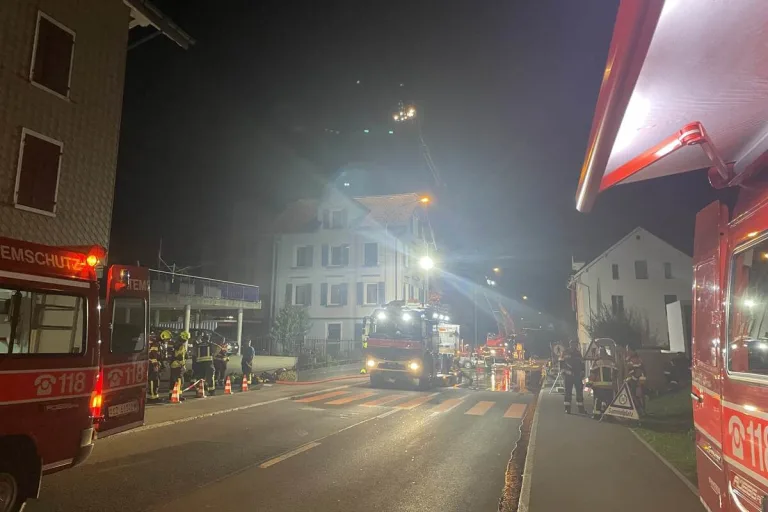 Goldau SZ - Gebäude nach Brand unbewohnbar 