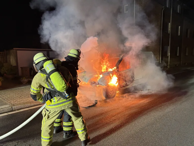 Moers – Feuerwehr löscht brennenden Kleintransporter