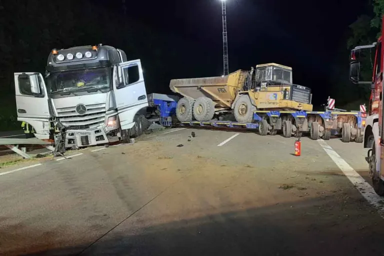 Mehring - Schwertransporter stellt sich nach Unfall auf A1 quer