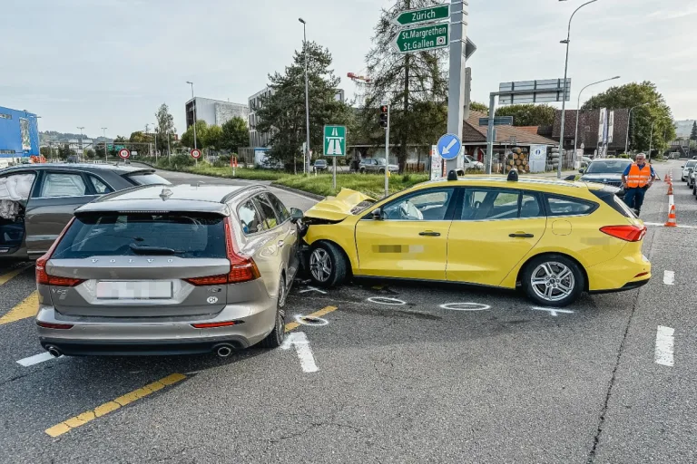St. Gallen - Drei Fahrzeuge mit Totalschaden nach Unfall auf Zürcher Strasse