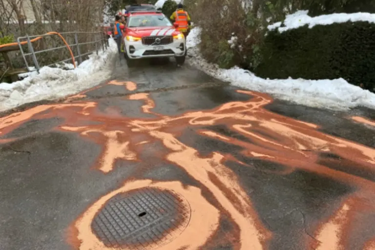 Baar/Zug - Lastwagen verliert 200 Liter Diesel - Autofahrerin verunfallt auf rutschiger Fahrbahn 