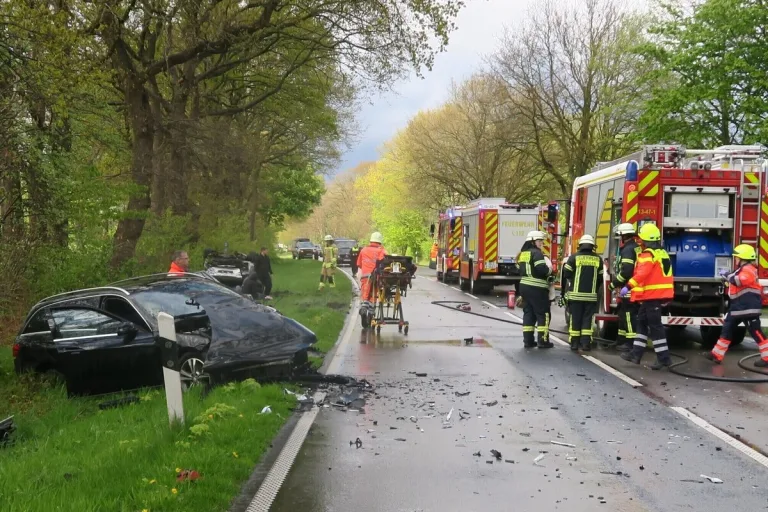 Delmenhorst NI - Schwerer Verkehrsunfall fordert mehrere Verletzte 