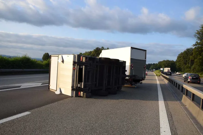 Luterbach SO - Anhänger kippt um und blockiert A1