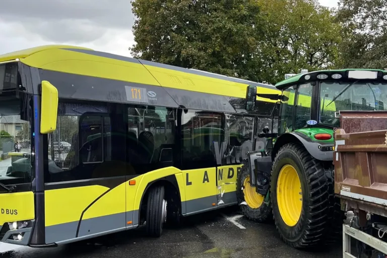 Hohenems – Unfall zwischen Linienbus und Traktor