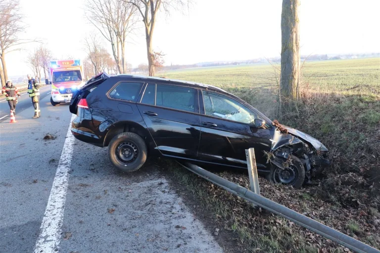 Willebadessen– Auto landet nach Unfall auf Leitplanke