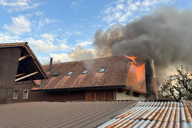 Kirchdorf BE – Dach eines Mehrfamilienhauses in Brand