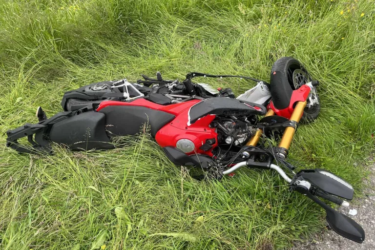Untereggen SG - Motorradfahrer nach frontaler Kollision verletzt