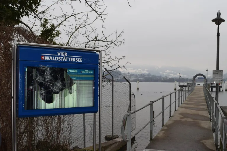 Stadt Luzern - Vandalen zerstören digitale Anzeigetafel