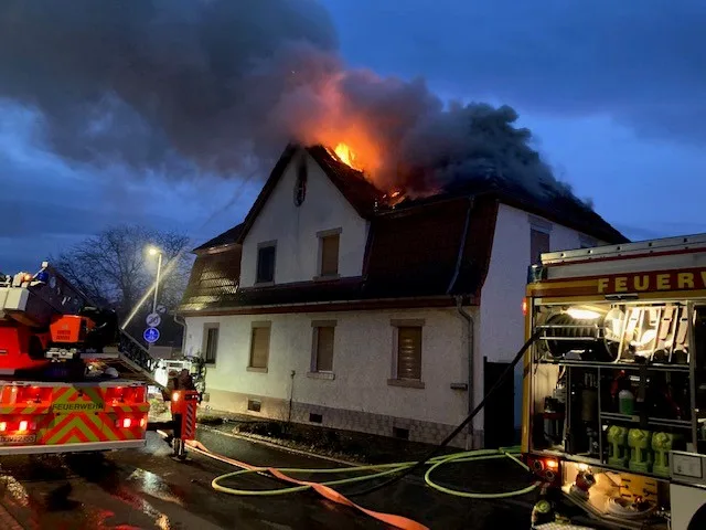 Obrigheim-Mühlheim – Dachstuhlbrand einer Doppelhaushälfte mit anschließender Räumung aufgrund Munitionsfund