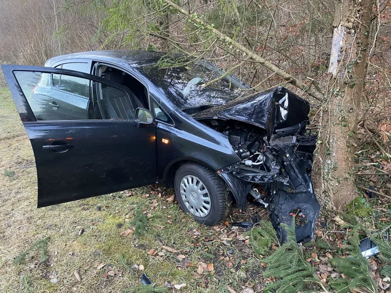 Hersberg BL – Selbstunfall auf eisglatter Fahrbahn