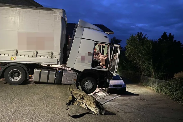 Spektakulärer Unfall in Neuhausen a. Rhf. SH - LKW fährt über Stützmauer 