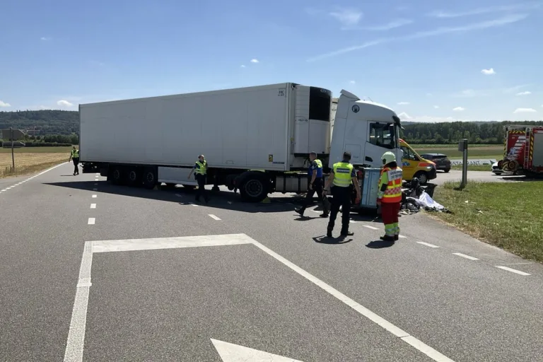 Avenches VD - Motorradfahrer tödlich von Lastwagen erfasst