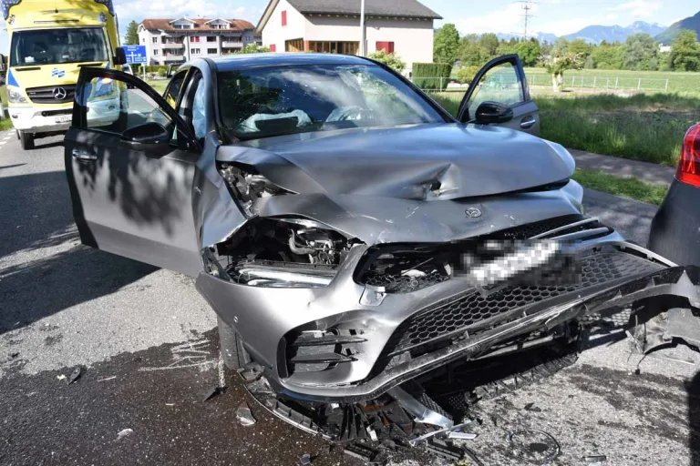 Haag SG - 70'000 Franken Sachschaden und drei Verletzte bei schwerer Unfall