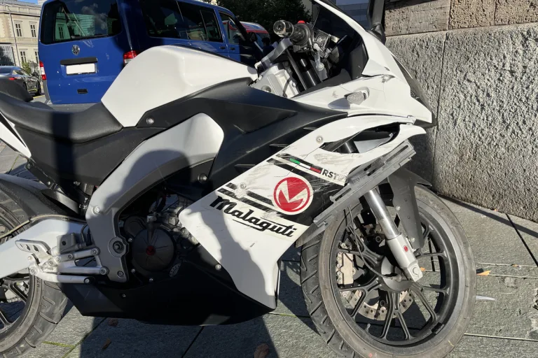 Chur GR - Motorradlenker erleidet unbestimmte Verletzungen bei Unfall