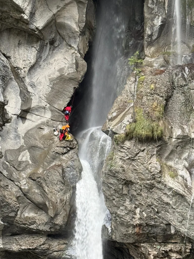 Kiental BE – Drei abgestürzte Rinder aus Griesschlucht geborgen