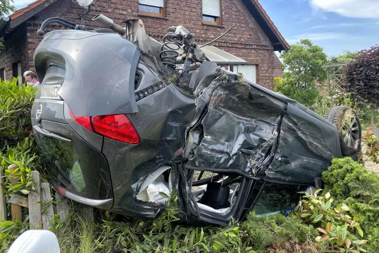 Schwerer Unfall in Alpen - Auto landet auf dem Dach in Vorgarten