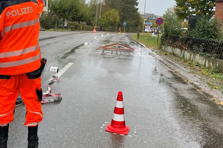 Drama in Schwerzenbach ZH - Frau wird von Auto angefahren und von einem weiteren Auto überrollt - Zweites Auto begeht Fahrerflucht