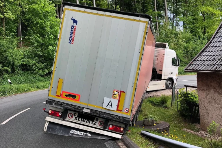 Hille – LKW muss nach Unfall mit Kran geborgen werden