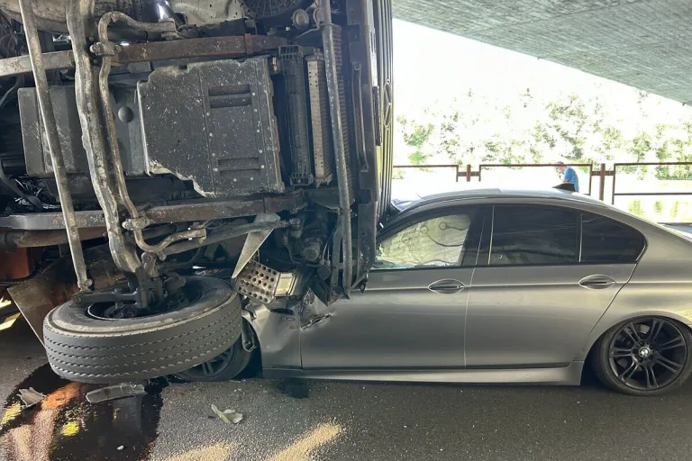 Neuenhof AG - Lastwagen fällt bei Unfall auf BMW