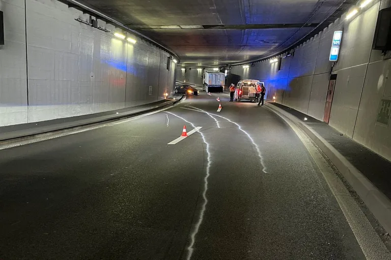 Lastwagen übersieht Mercedes im Schänzlitunnel auf der A18 bei Muttenz BL