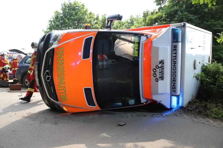 Schwerer Verkehrsunfall in Ellerdorf - Rettungswagen auf Einsatzfahrt verunglückt