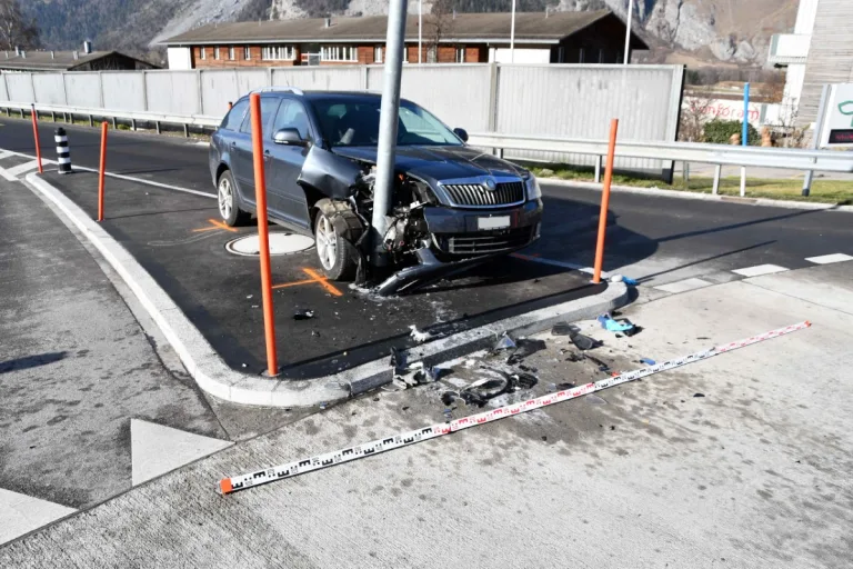 Nachtrag aus Chur GR - Heftiger Selbstunfall auf der Emserstrasse - Lenker kurze Zeit später verstorben