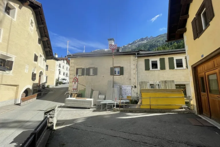 Pontresina GR - Gerüststapel kippt auf Arbeiter