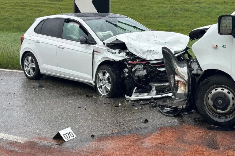 Eglisau ZH - Zürcherstrasse nach Frontalkollision gesperrt